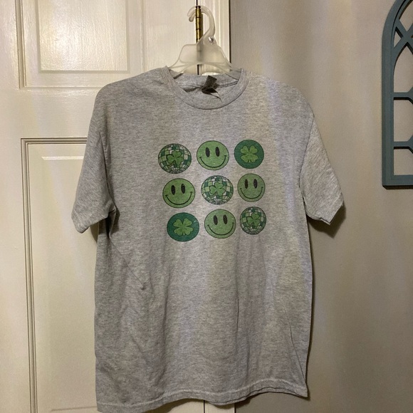 Gildan Tops - Gildan Gray Tee with Green Smiley and Clover Design